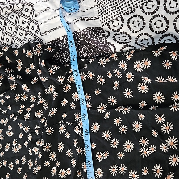 American Eagle cropped shirt button down size large with daisys - Picture 5 of 7